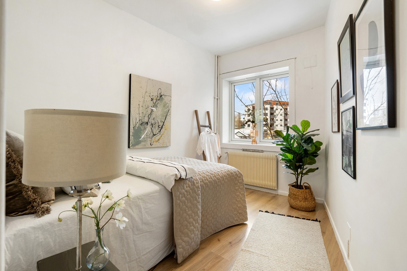 Leilighetens soverom har plass til seng Galleribilde