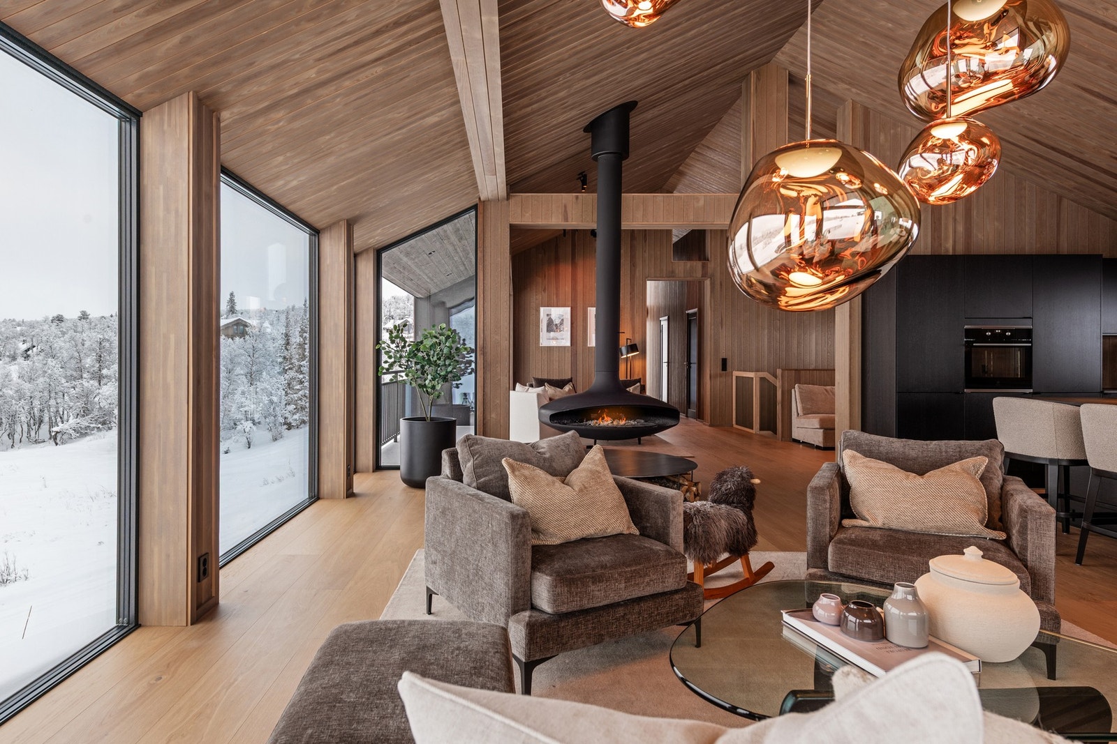 Hytten har store vinduer som slipper naturen helt inn Galleribilde