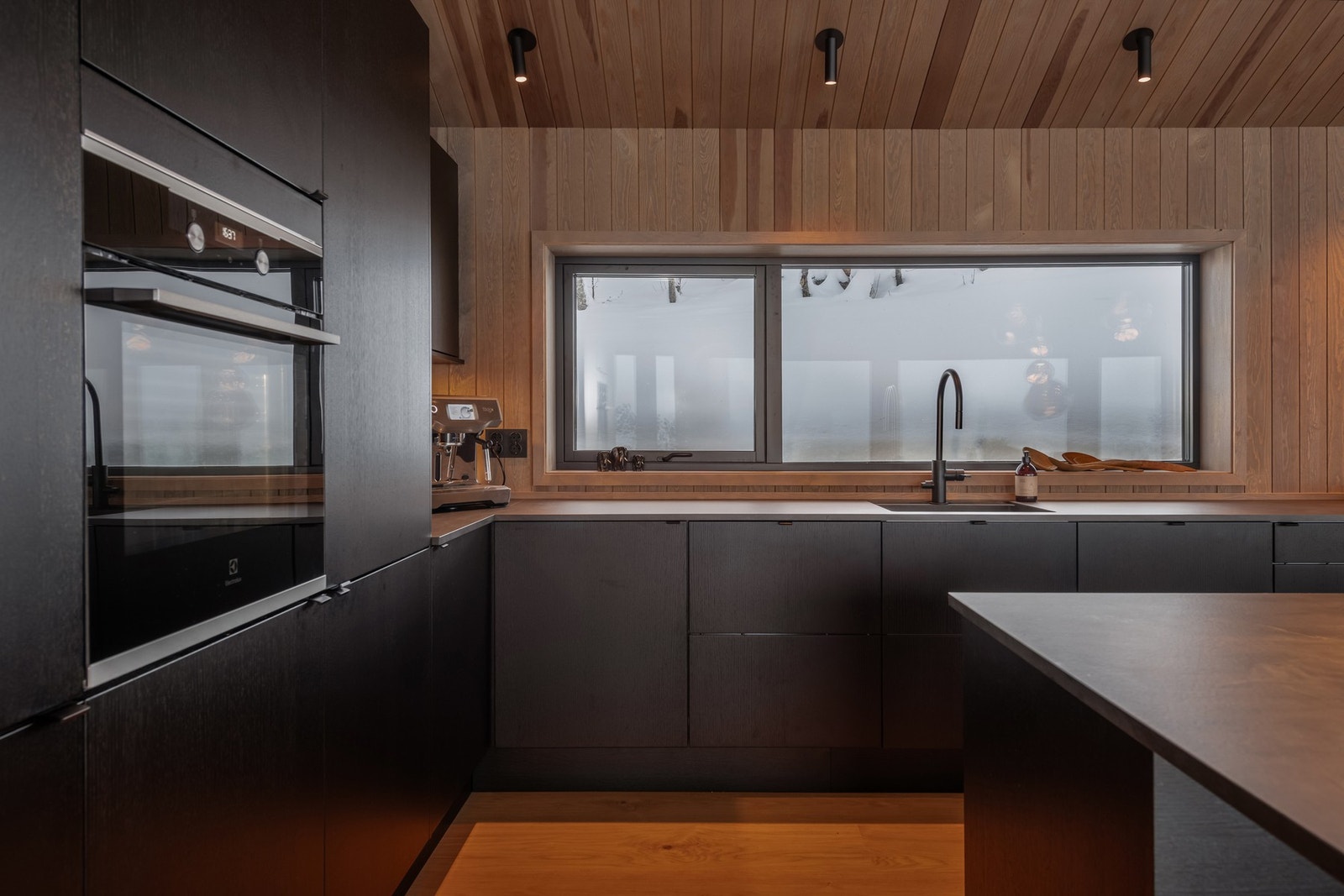 Hytten har et lekkert kjøkken fra Sigdal, i fargen Lakriz. Galleribilde