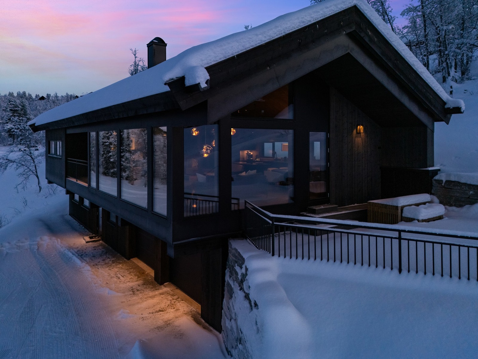 Hver dag byr på utsikt, ro og natur rett inn i hytta Galleribilde