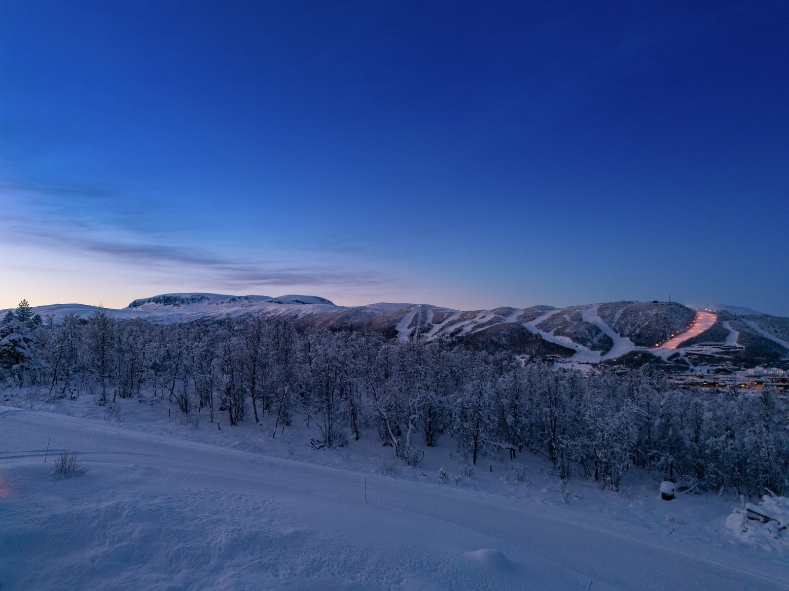 Vinterlandskap badet i gyllent kveldslys - et perfekt sted for ro, komfort og ekte fjellfølelse Galleribilde
