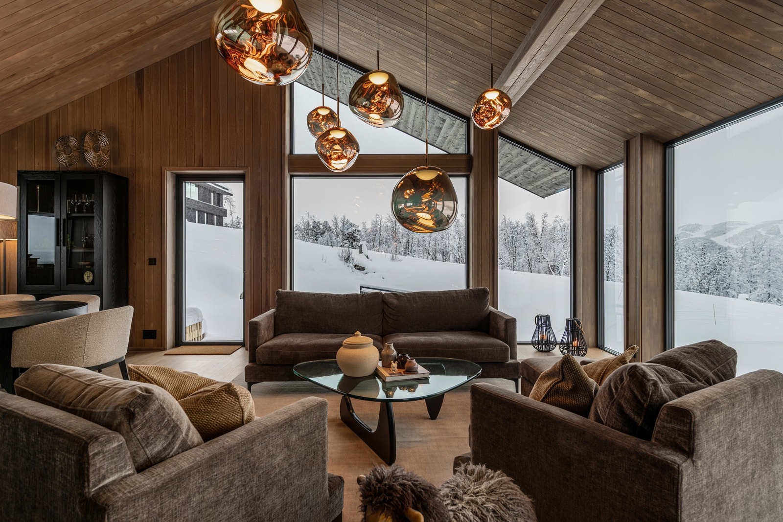 Innvendige materialer er av gode kvaliteter, og fargepaletten skaper et
lunt og hyggelig innemiljø Galleribilde