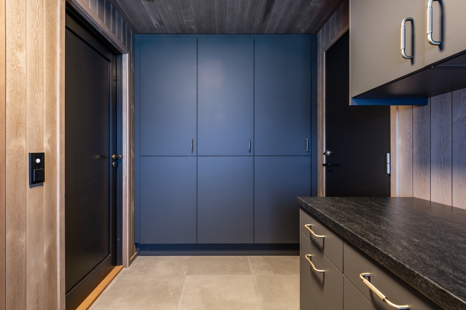 Vaskerommet har også god oppbevaringsplass Galleribilde