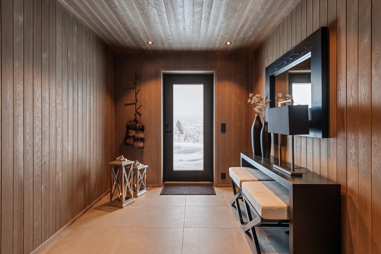 Stor flott hall med flislagte gulv Galleribilde