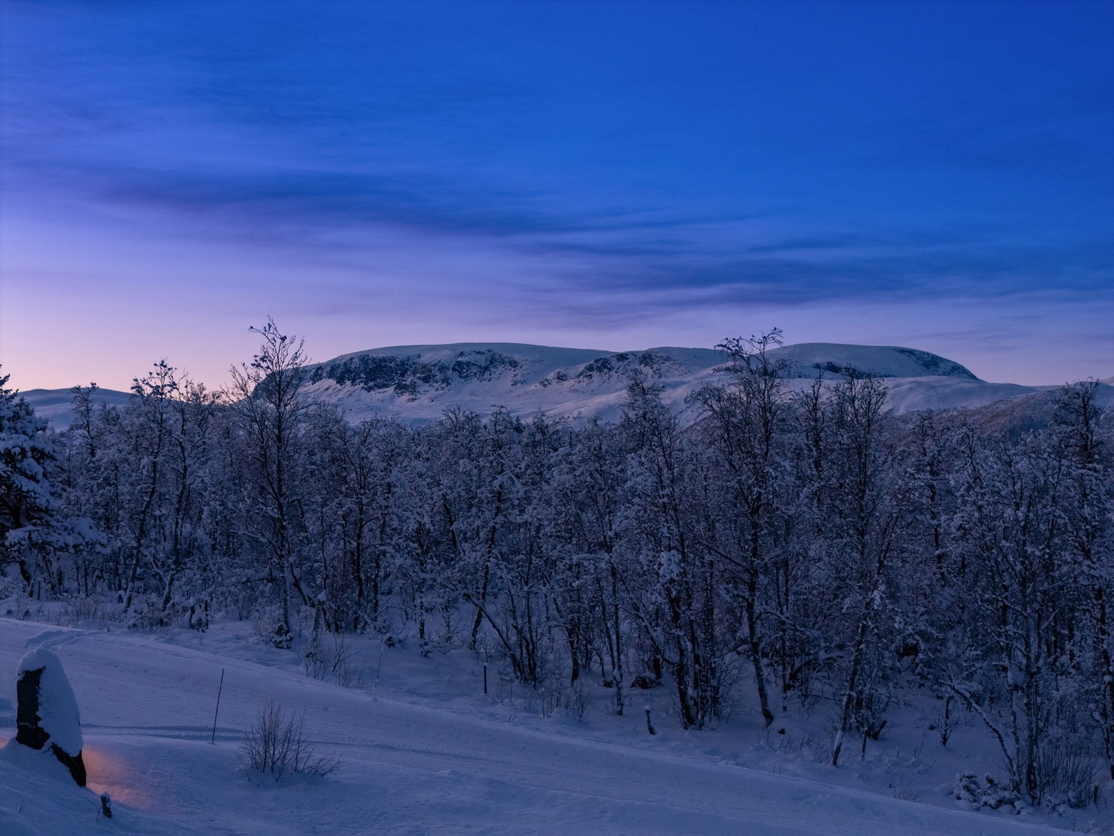 Hallingskarvet ruver stille i horisonten og gir en tidløs ro Galleribilde