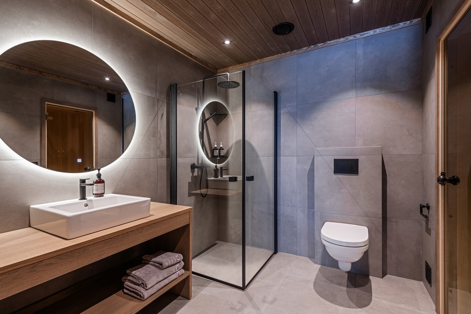 Kombinasjonen mellom panel og flis skaper en lun og varm følelse Galleribilde