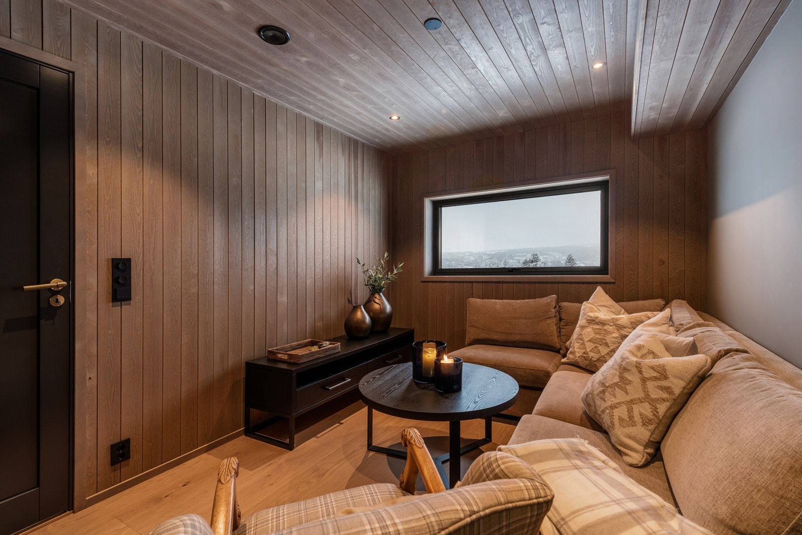 I underetasjen finner man et koselig oppholdsrom hvor man lett kan trekke seg litt tilbake og finne roen Galleribilde