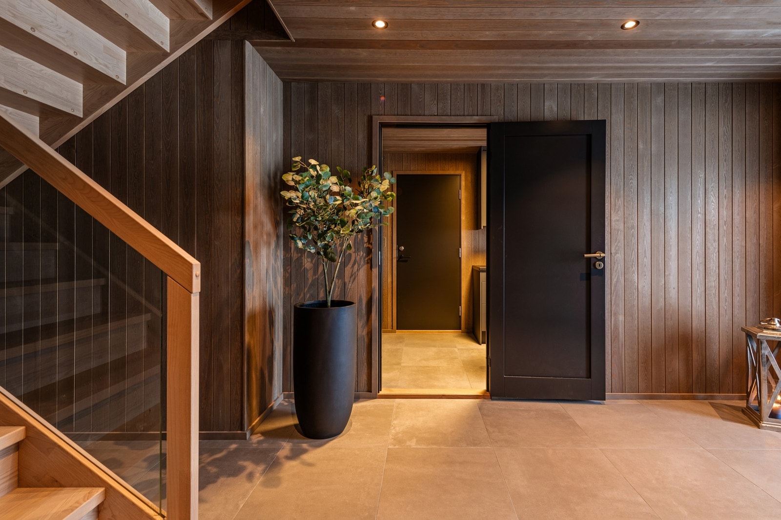 Stor flott hall med flislagte gulv Galleribilde