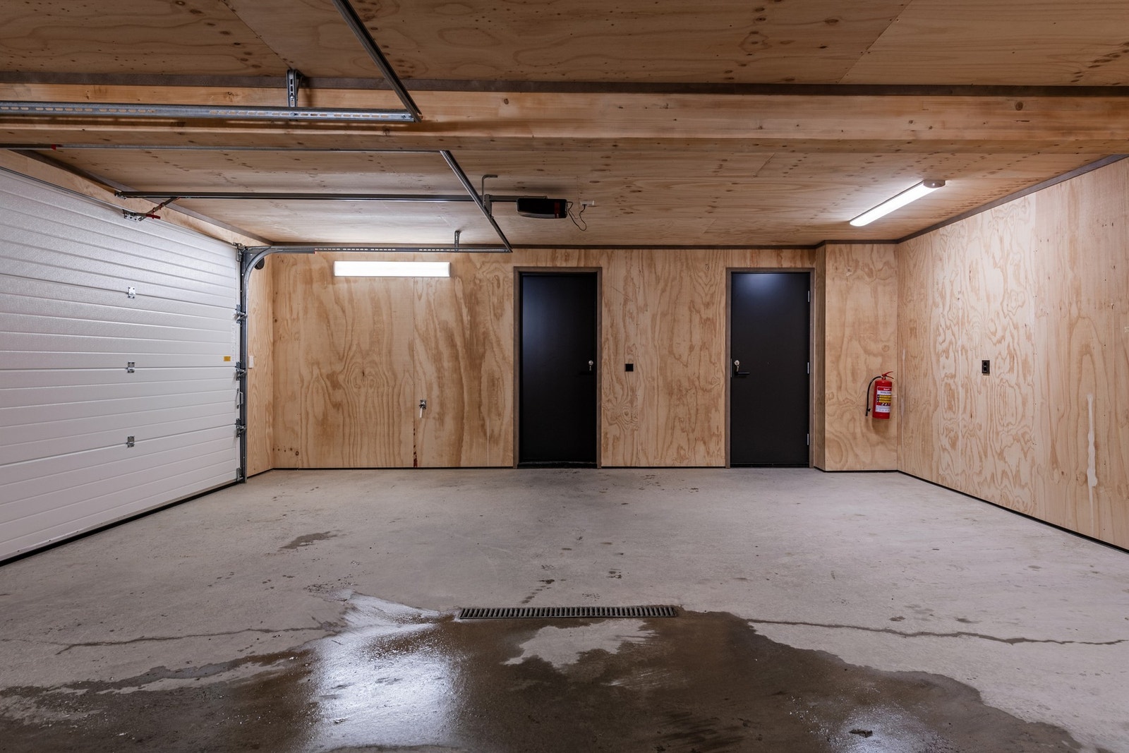 Gra garasjen har du direkte tilgang til hytten, samt egen bod Galleribilde