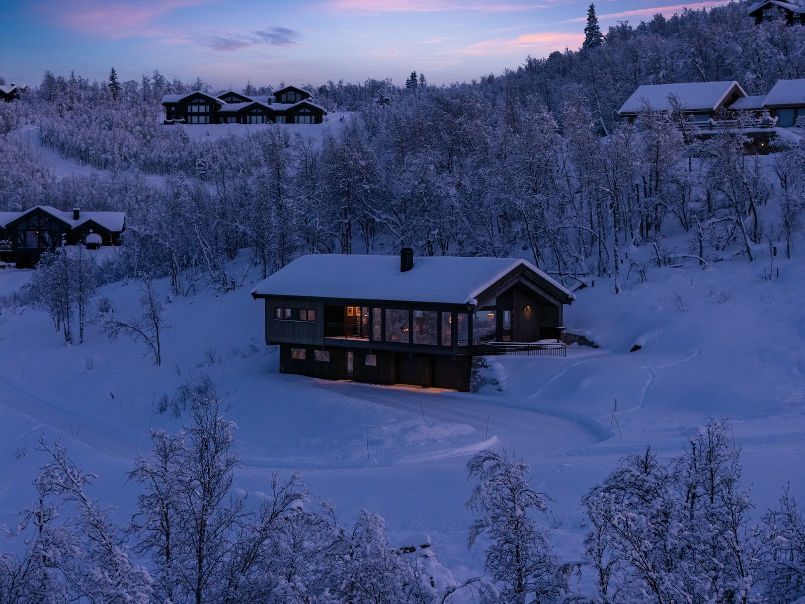 Hytten har en flott beliggenhet og det er mulig å også kjøpe nabotomten som er byggeklar Galleribilde