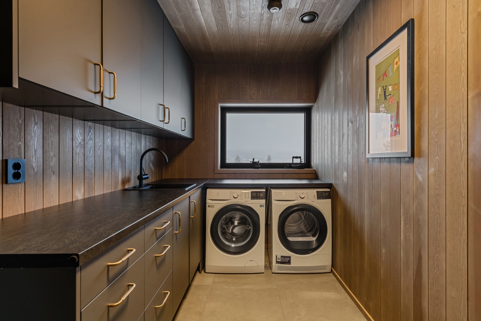 Vaskerommet holder like høy standard som resten av hytten Galleribilde