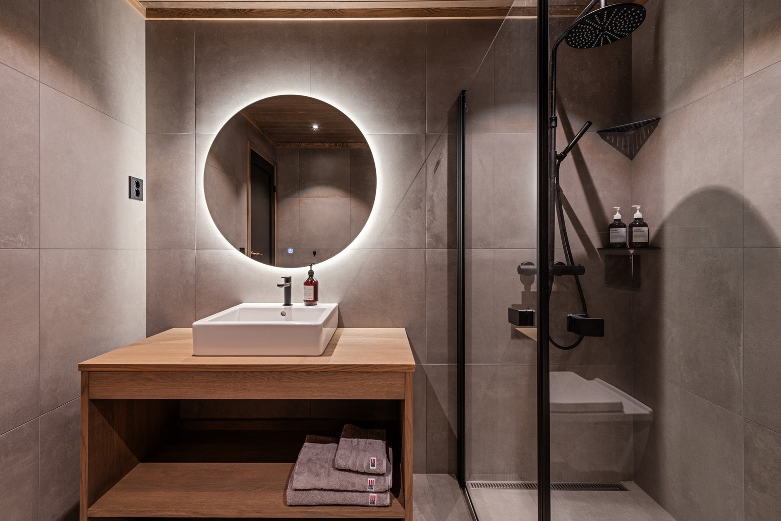 Flott bad med fliser og dusjhjørne Galleribilde