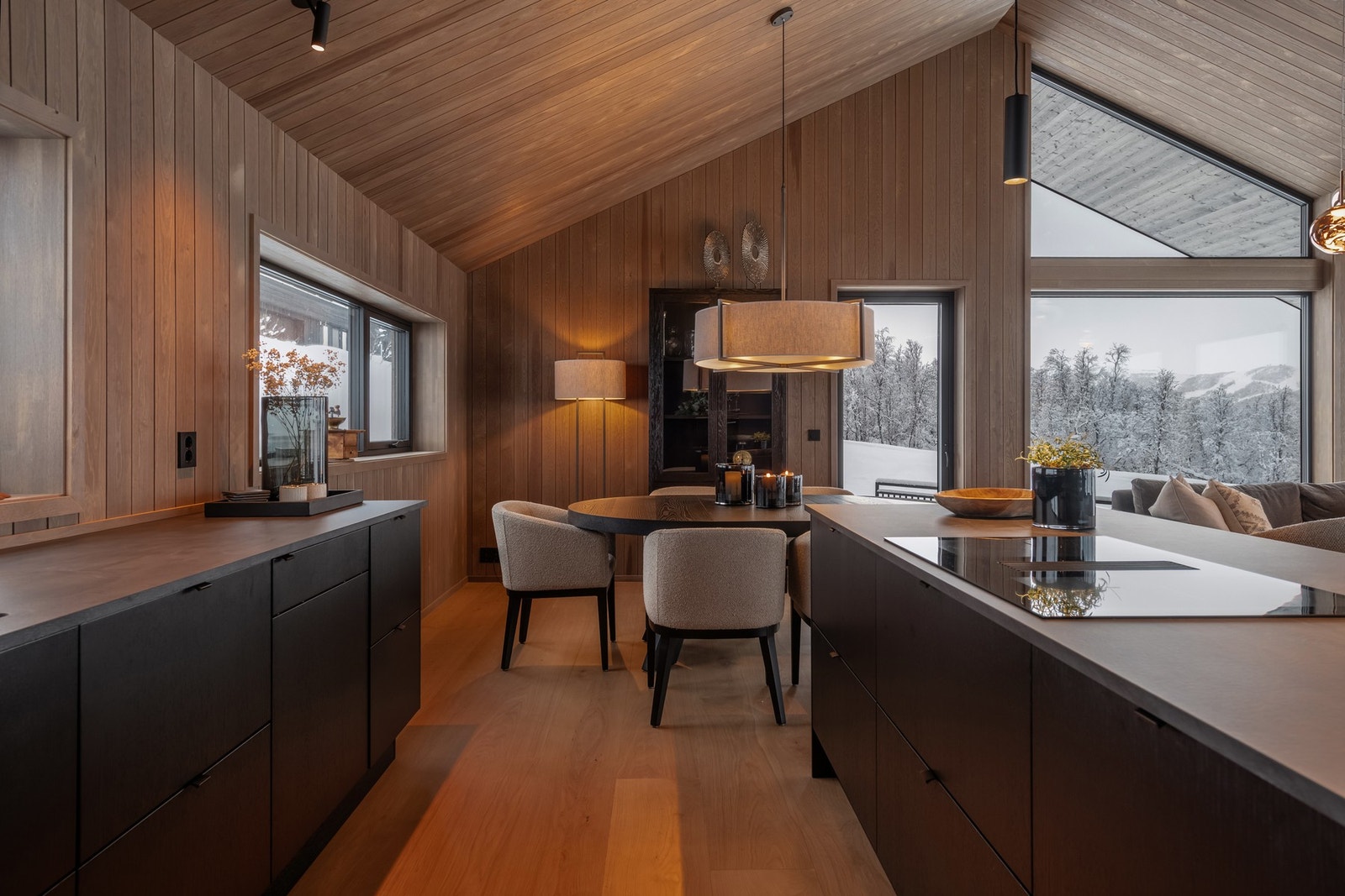 Kjøkkenet har integrerte hvitevarer som oppvaskmaskin, stort kjøleskap, benke fryseskap, komfyr og platetopp med integrert ventilator Galleribilde