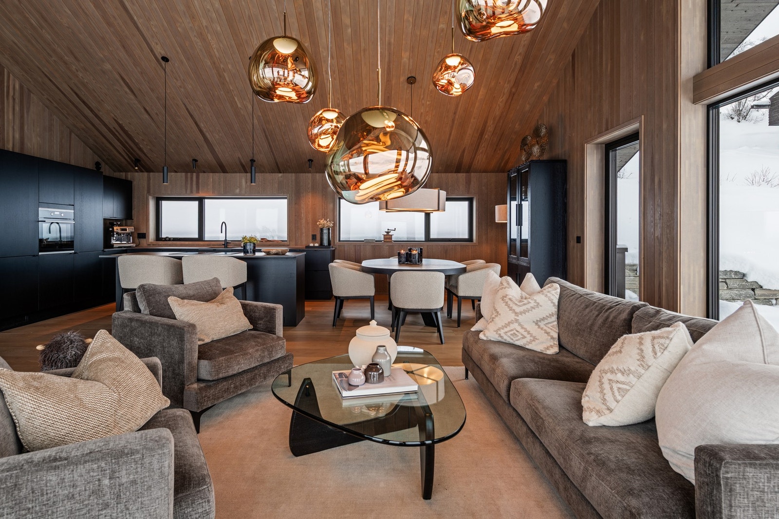 Åpent fra spisestuen inn mot kjøkkenet, perfekt for sosial kokkelering Galleribilde