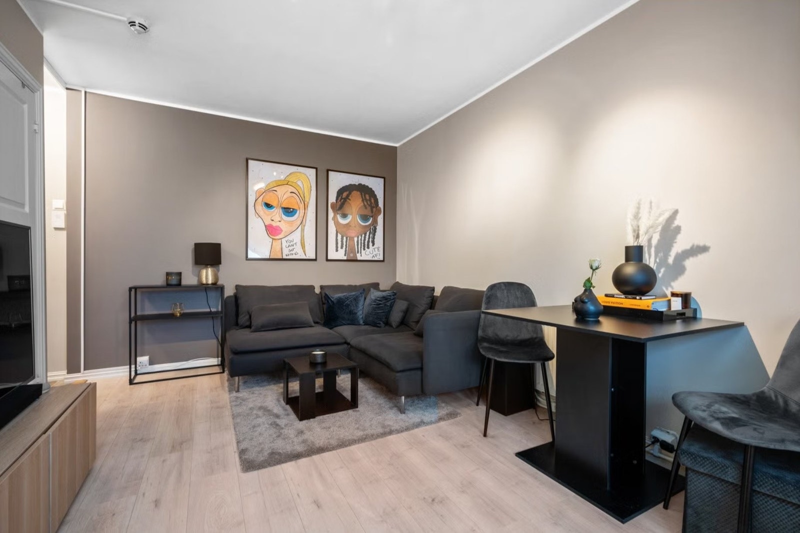 Alternativ stueløsning (uten ekstra stor TV og kontor) Galleribilde