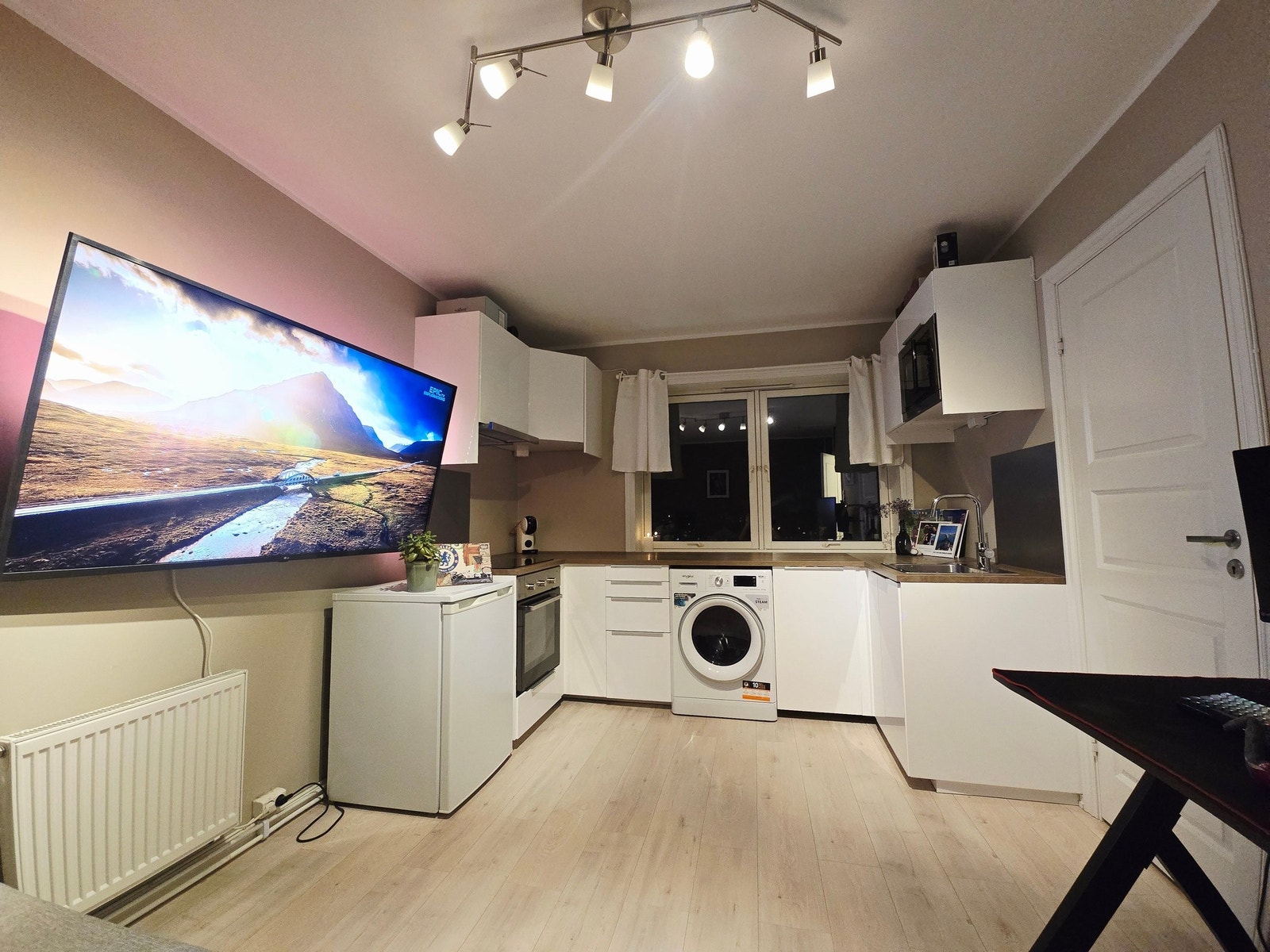 Her får du plass til en stor tv på veggfeste med sving- og uttrekksfunksjon for optimal plassering Galleribilde