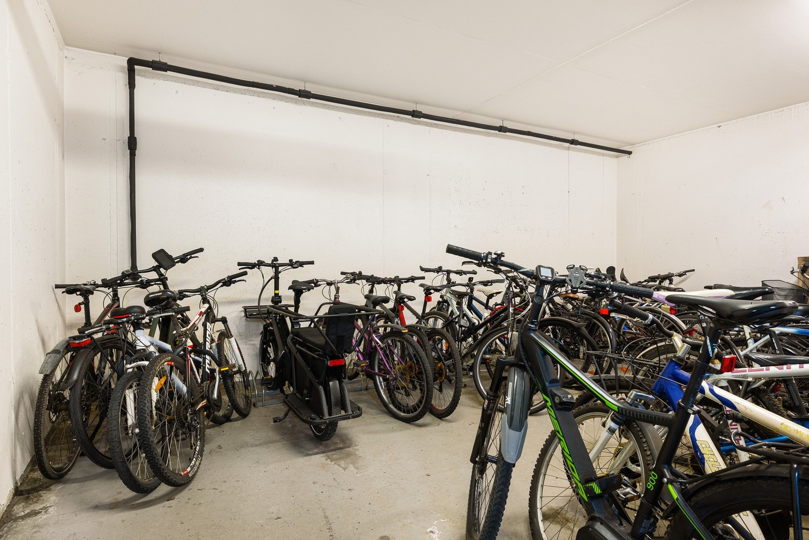 Her er sykkelparkeringen i garasjen. Galleribilde