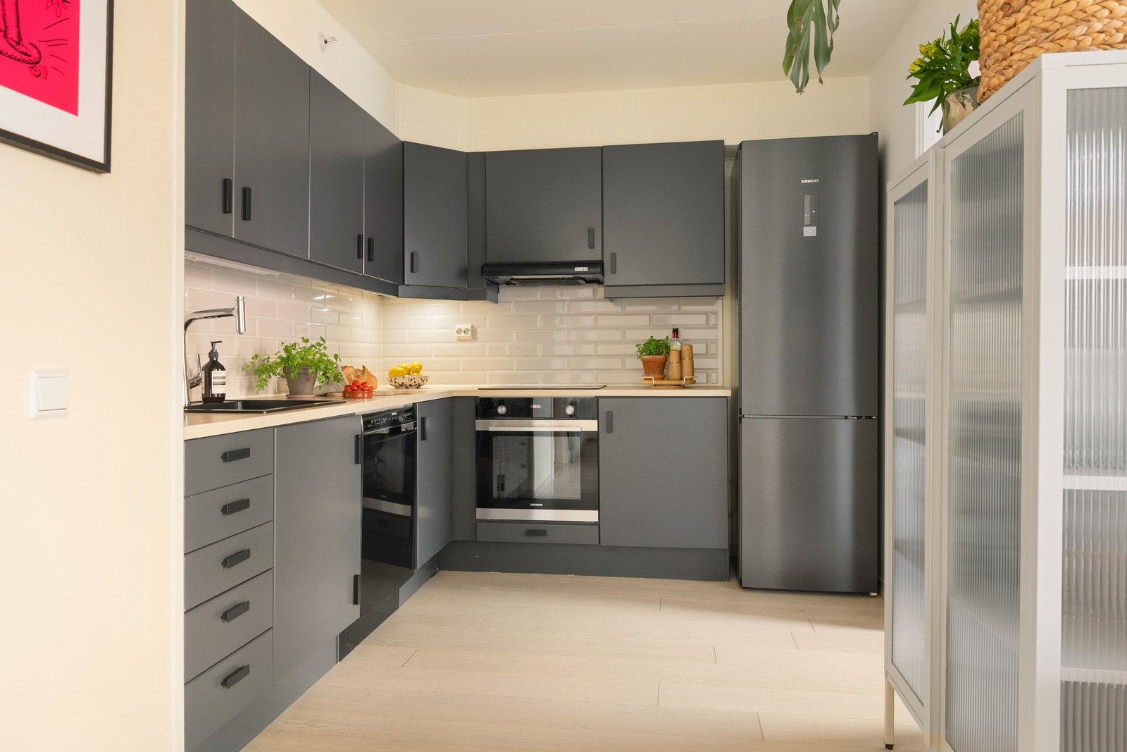 Kjøkkenet har fronter som ble lakkert i 2019. Samme år ble ny benkeplate, servant, blandebatteri og hvitevarer installert. Galleribilde