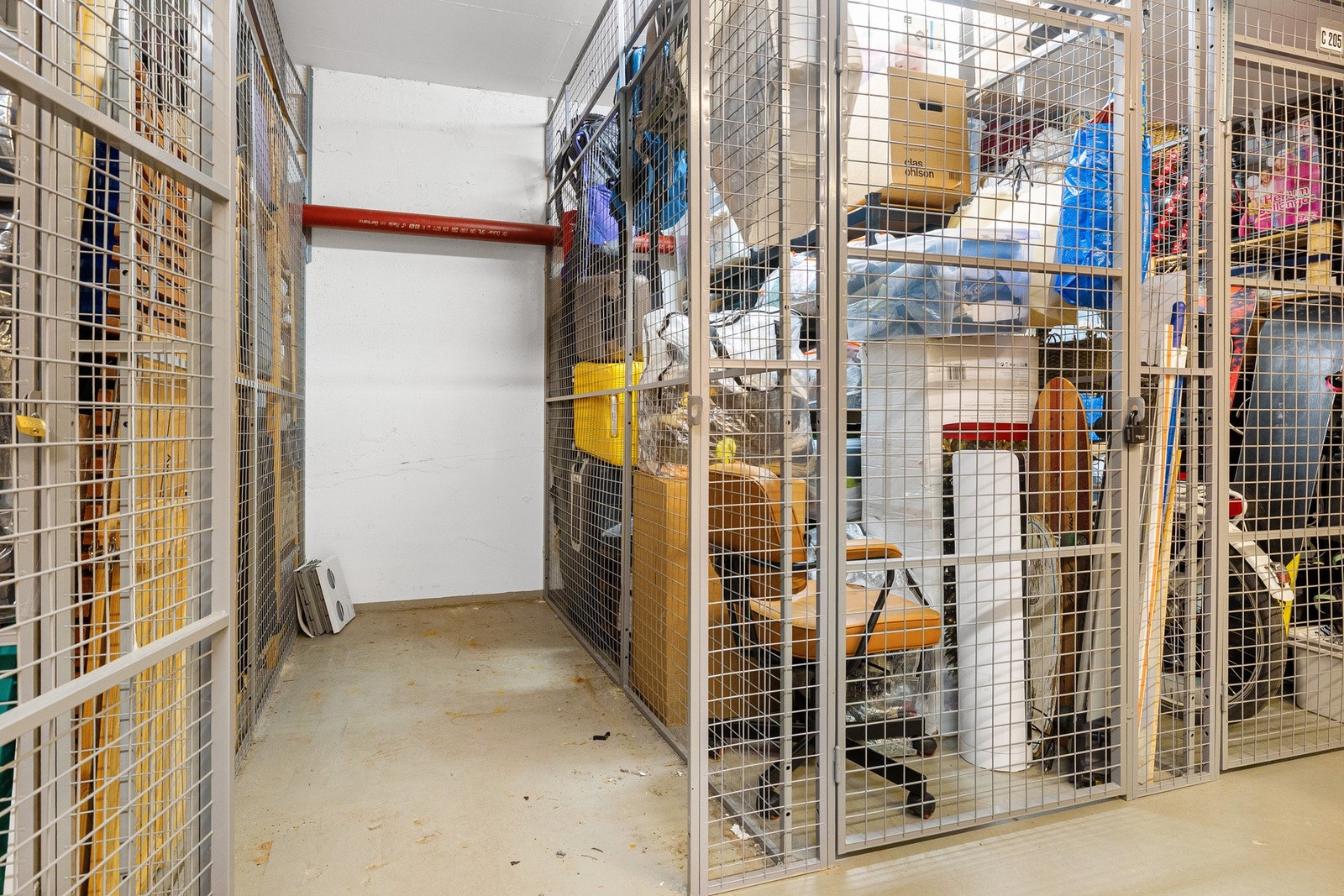 Her ser du naboens tomme bod. Leiligheten disponerer boden like til høyre, som er hakket fullere. Galleribilde