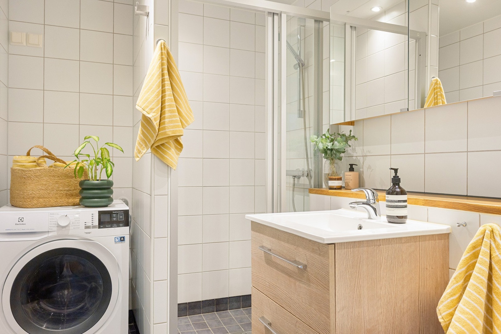 Legg merke til all plassen du har under speilskapene. Galleribilde