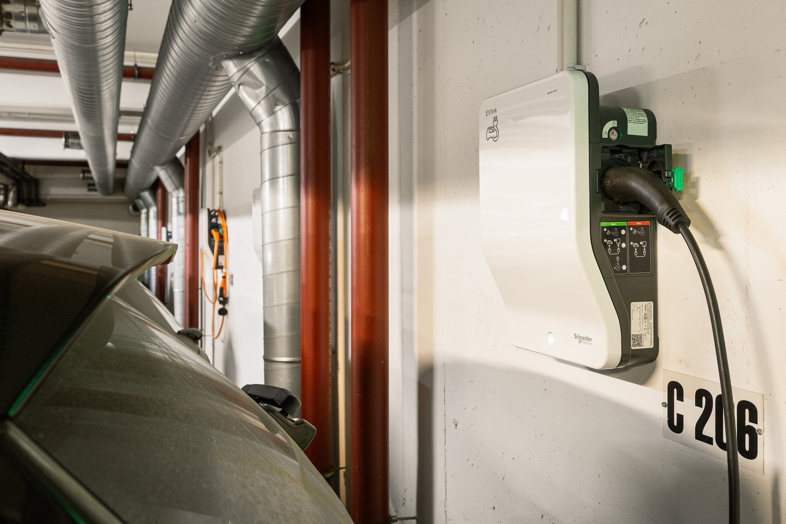 Det er som regel alltid mange ledige parkeringsplasser rett utenfor leiligheten i Strømsveien, praktisk når man har besøk. Galleribilde