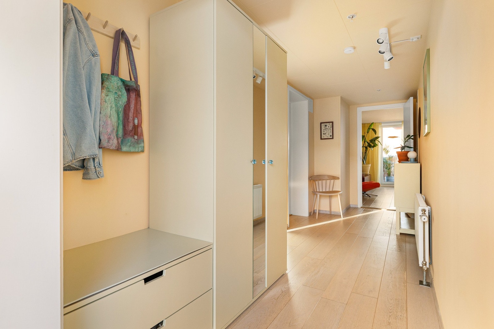 Garderobeskapet og benken like ved dørcallingen medfølger ved salg. Galleribilde