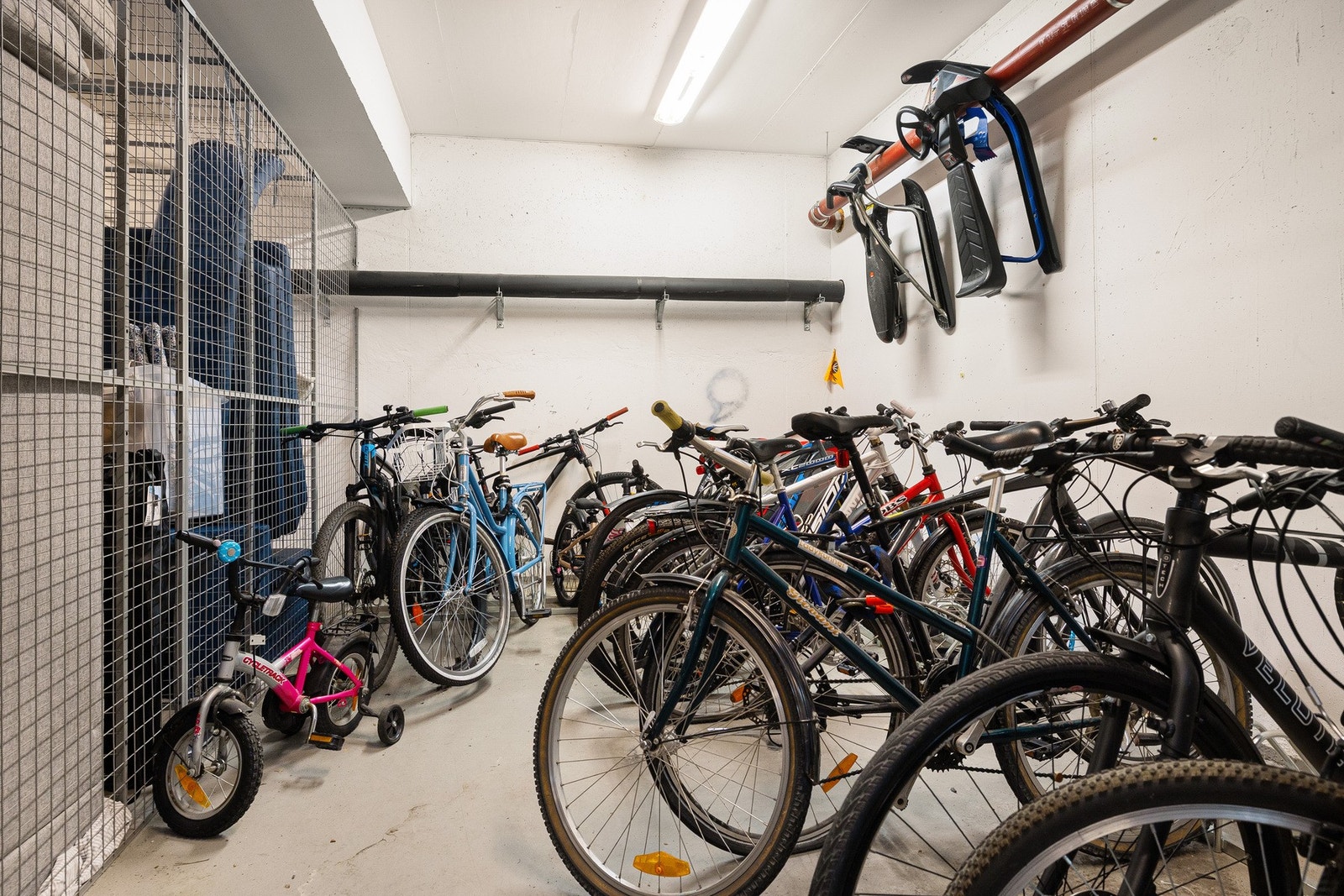 Det er to steder å sette sykkelen innendørs. Dette er sykkelparkeringen ved kjellerbodene. Galleribilde