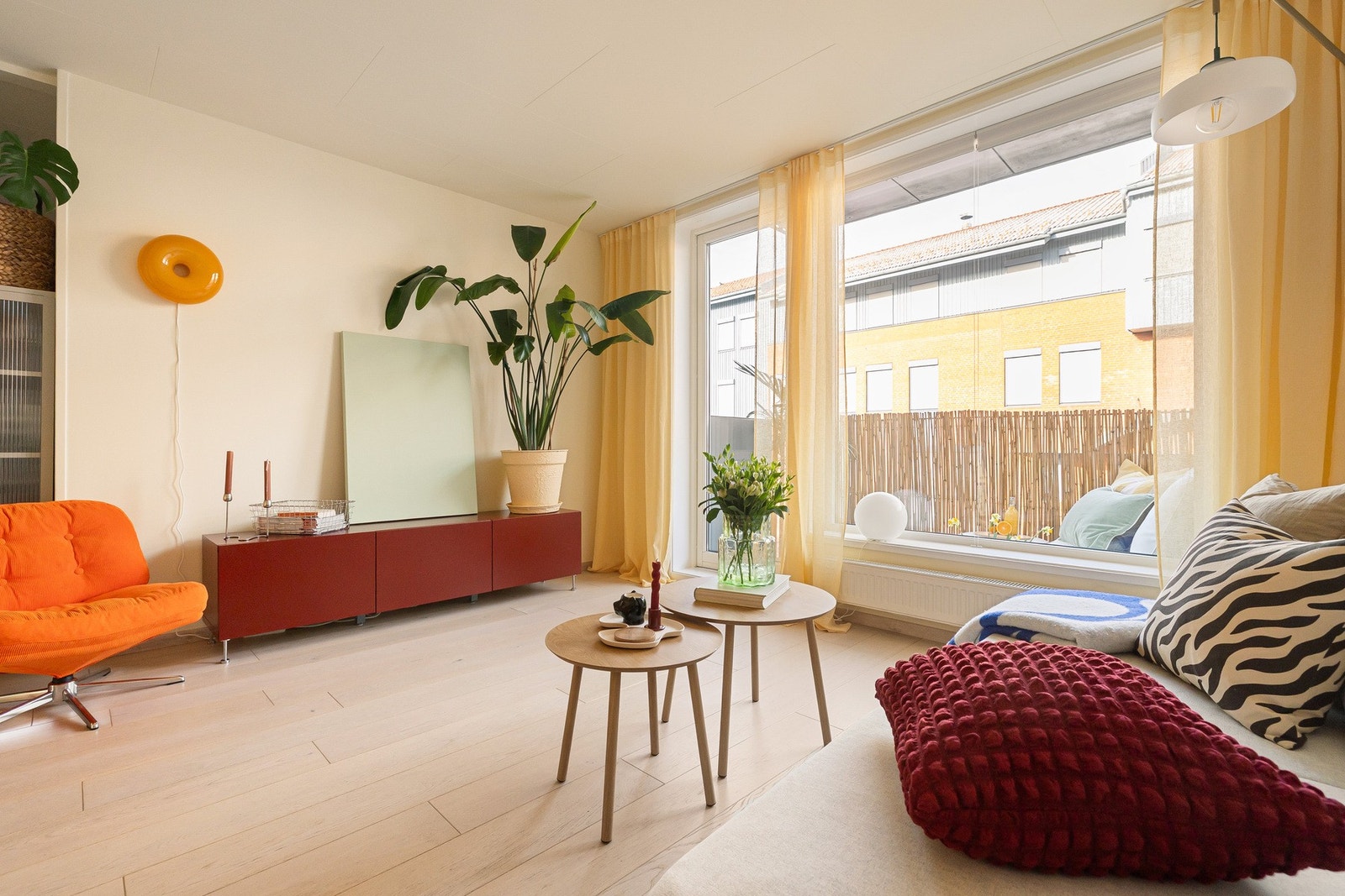 Planløsningen er særs god - soverommene er i hver sin ende av leiligheten. Ypperlig om én i hjemmet jobber skift, og vil legge seg tidlig eller sove lenge. Galleribilde