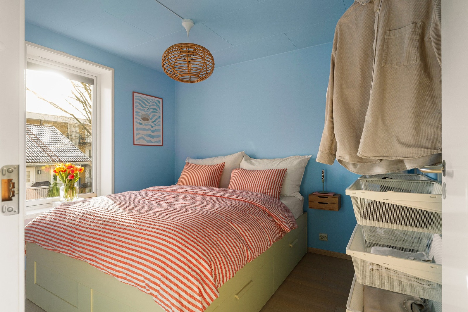 Innbydende hovedsoverom med koselig utsyn. Galleribilde