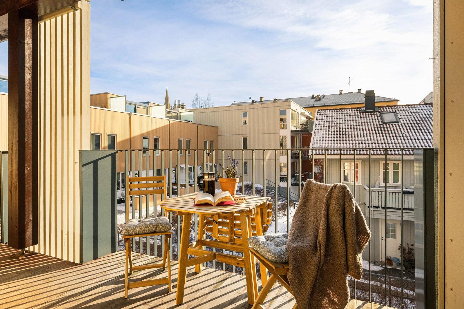 Leiligheten er helt på enden - du har altså ingen som går forbi leiligheten din på svalgangen. Her er det supre solforhold om sommeren! Galleribilde