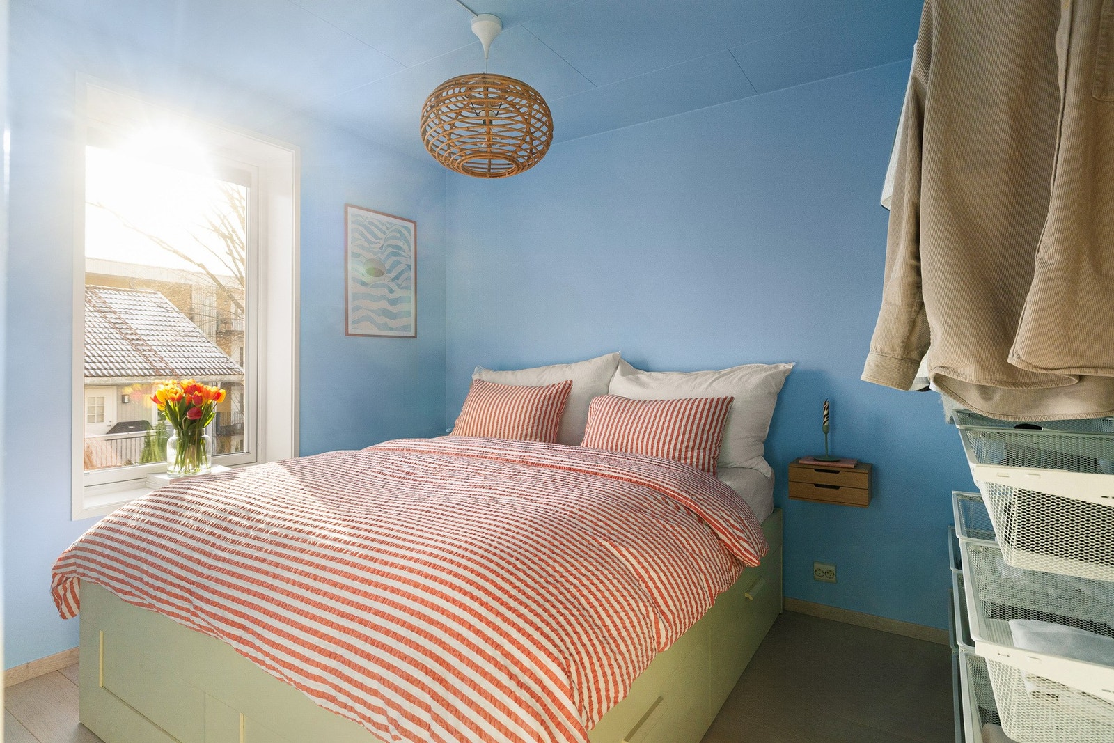 Bredden på senga er 160 cm. Galleribilde