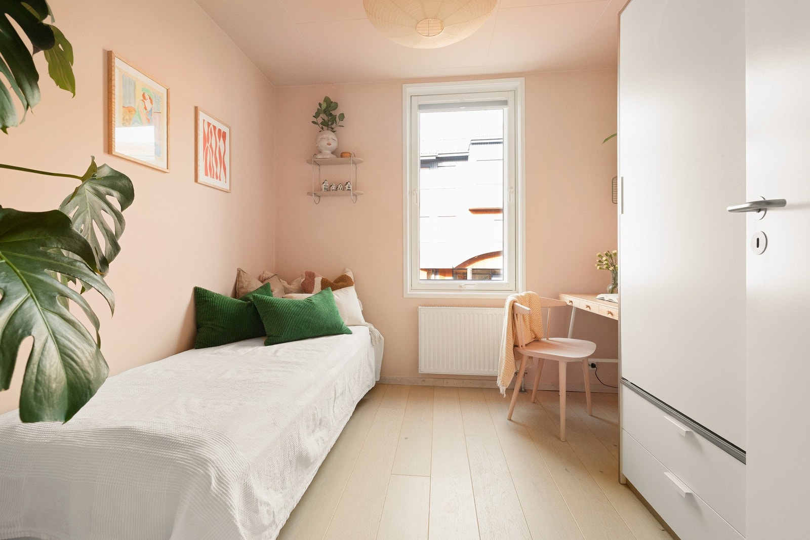 Ypperlig soverom, barnerom, gjesterom, eller kanskje kombinert hjemmekontor. Galleribilde