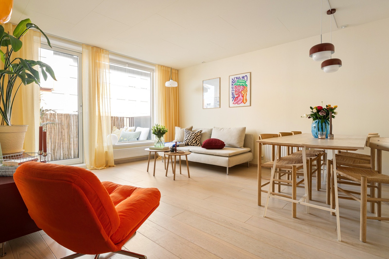 Velkommen til fine Strømsveien 3, en moderne 3-roms med balkong og garasjeplass med elbillader. Galleribilde