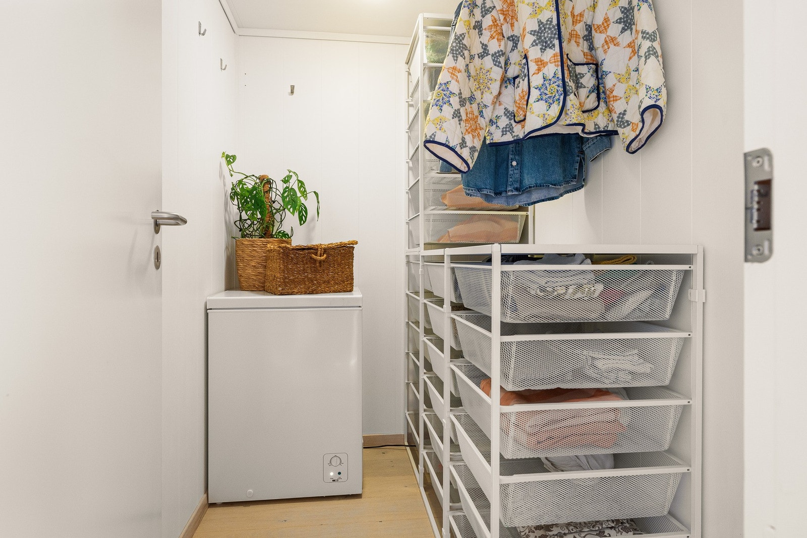 Den innvendige boden har medfølgende system for skuffer og oppheng. Galleribilde