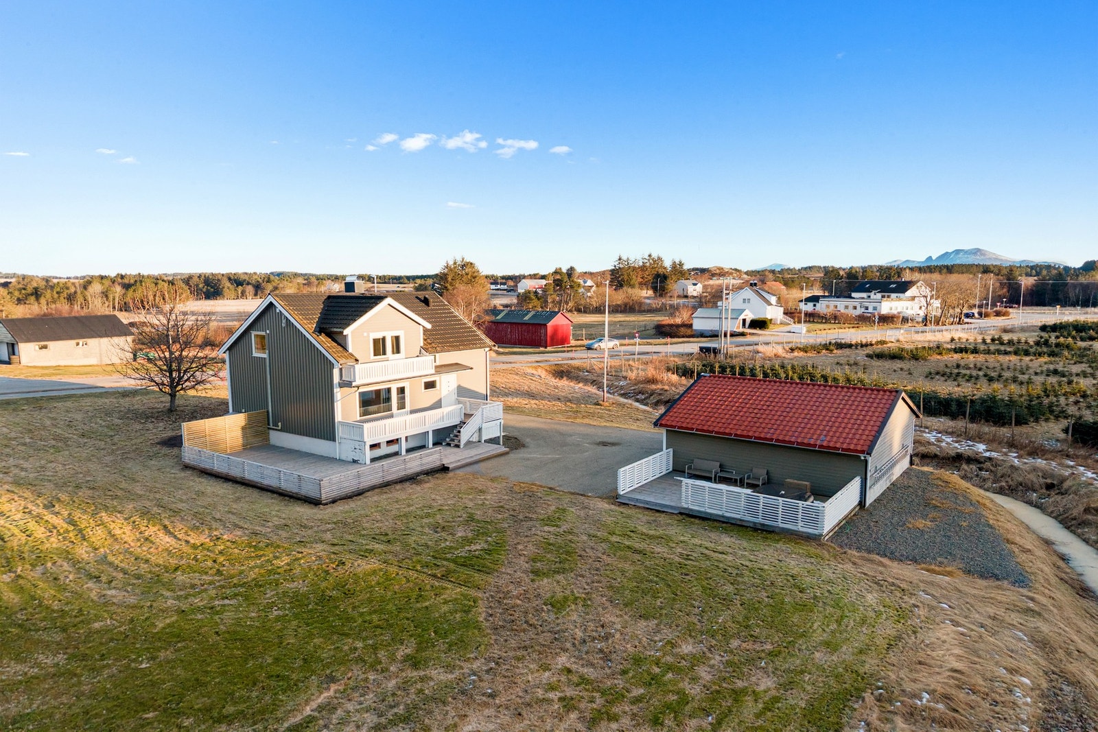 Velkommen til Røssøyvågvegen 19! Presentert av eiendomsmegler Tore Magerøy hos EIE eiendomsmegling. Foto: Studio Istad (Espen Istad) Galleribilde