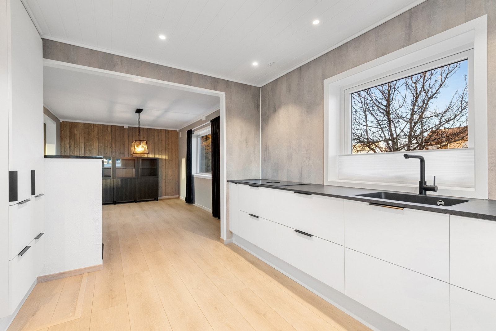 Aubo kjøkkeninnredning med lyse glatte fronter, laminat benkeplate og kompositt oppvaskkum. Galleribilde