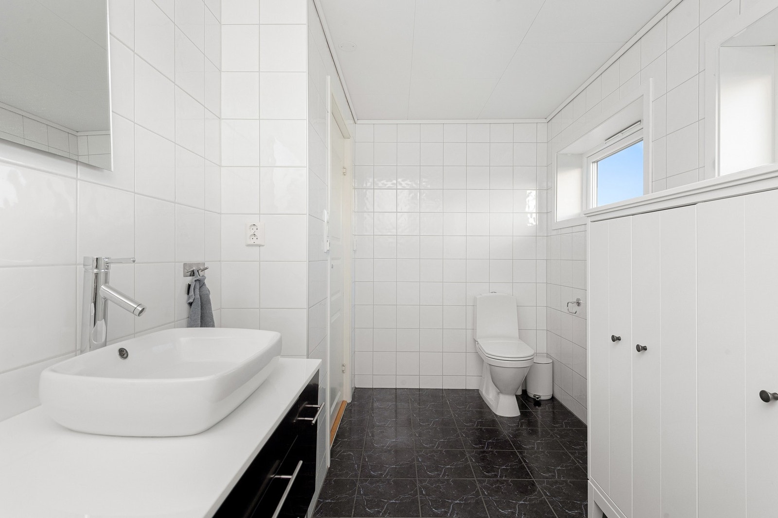 Bad i 1. etasje fra 2009 med flis på gulv og vegger, samt gulvvarme. Galleribilde