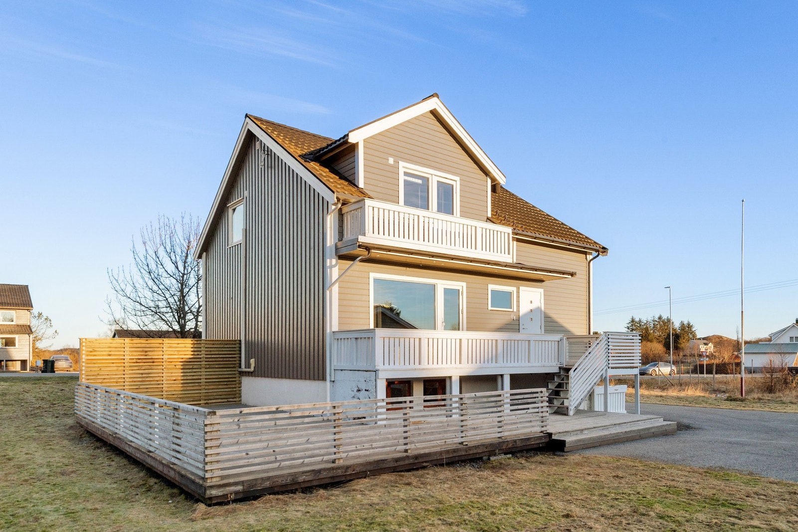 Flott oppusset enebolig som går over 3 plan med et internt bruksareal på 187 m². Galleribilde