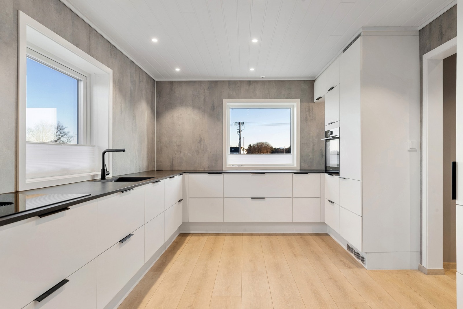 Tidløst og moderne kjøkken fra 2023 med integrerte hvitevarer. Downlights i himling. Galleribilde