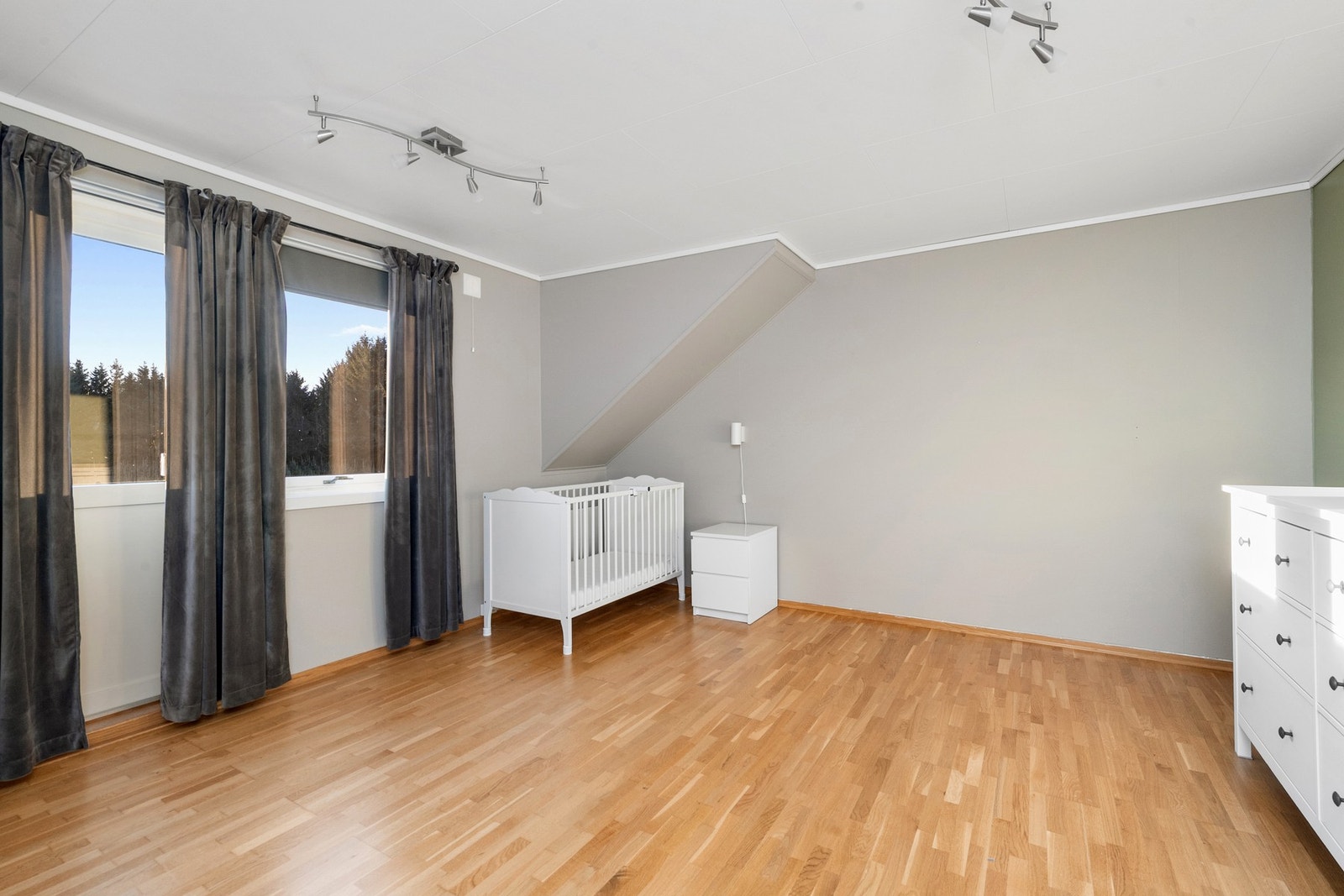 Romslig soverom 1 med lufteveranda Galleribilde