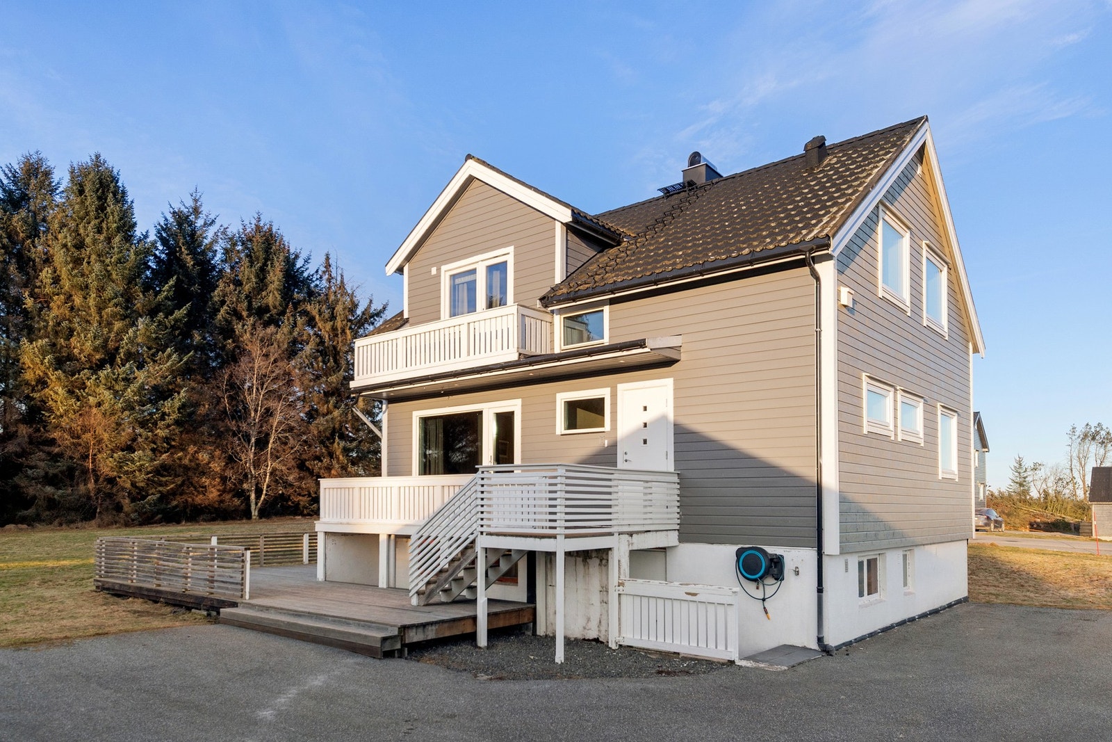 Pent opparbeidet uteområde med uteplasser i flere nivåer og asfaltert gårdsplass. Galleribilde