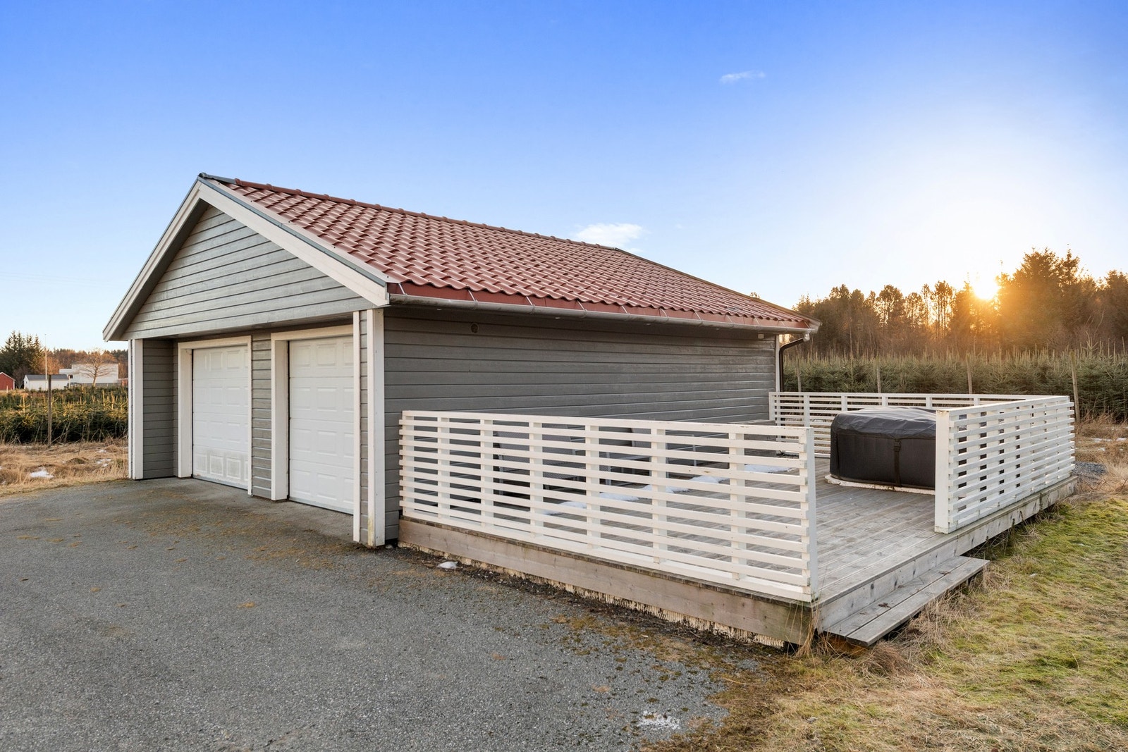 Romslig terrasse i tilknytning til garasjen Galleribilde