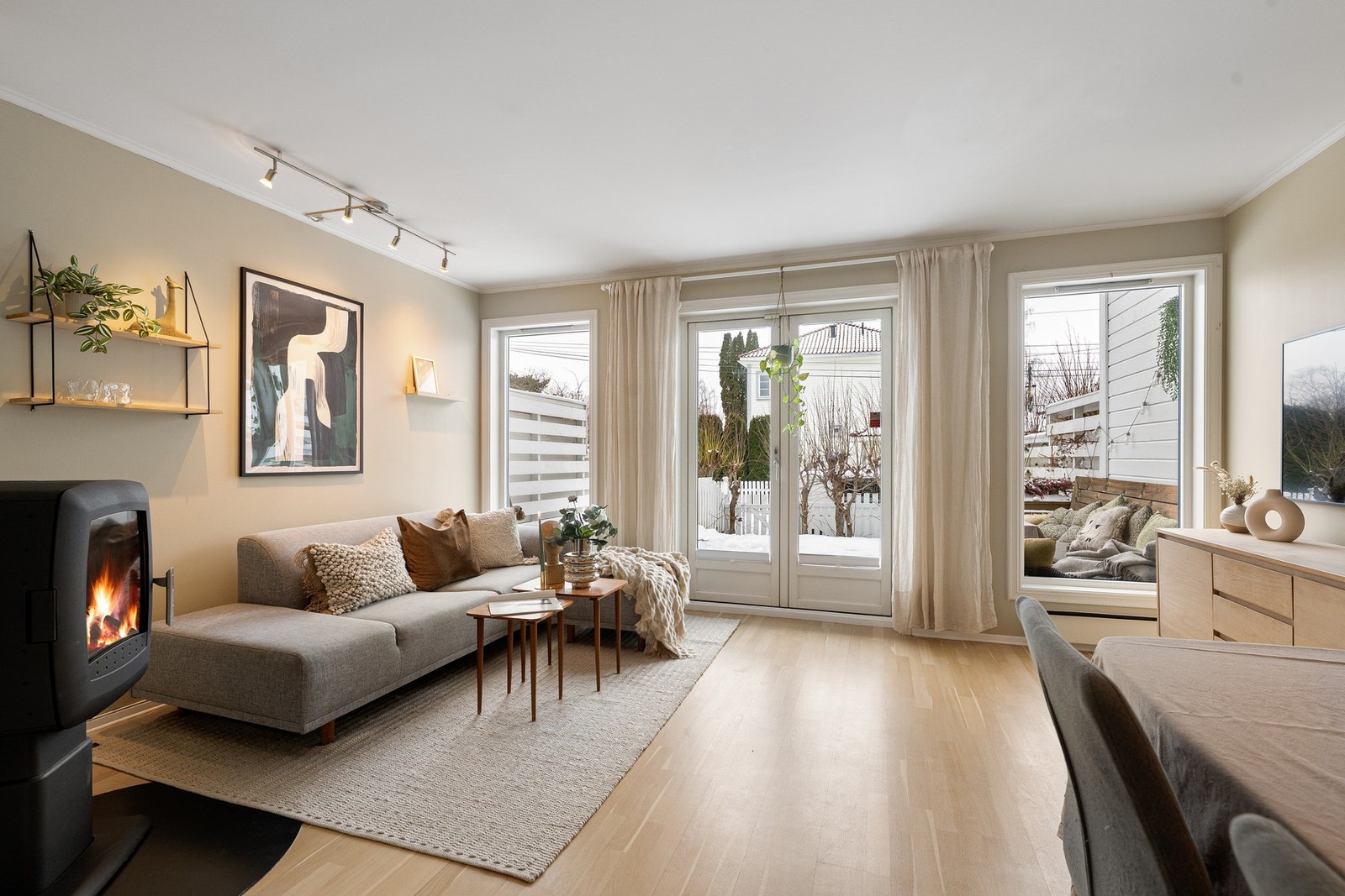 Innholdsrik rekkehus over tre plan med oppholdsrom i 1. etasje, private soner med soverom i 2. etasje og fleksible birom i kjelleren. Galleribilde