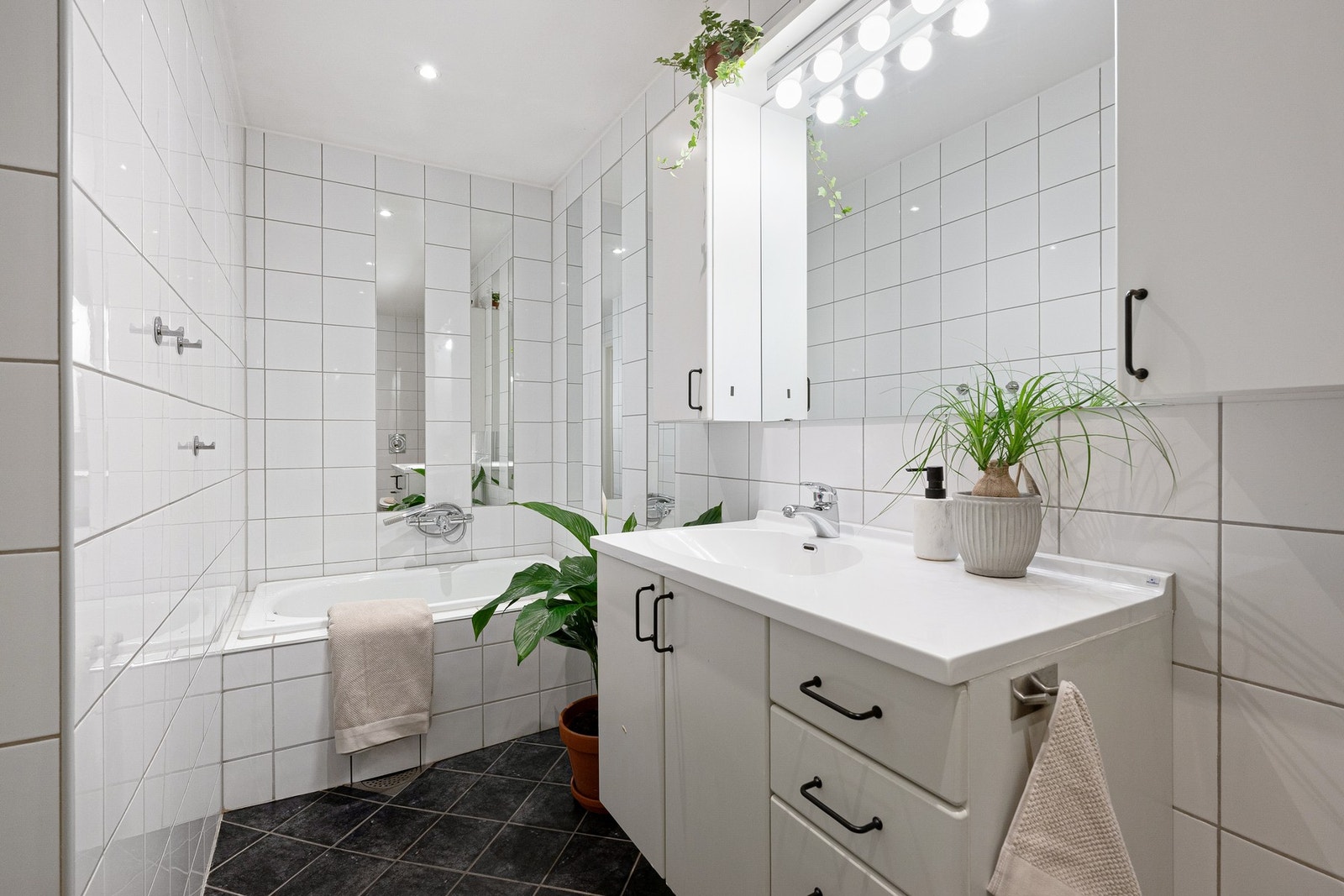 Badet i 2.etasje ligger praktisk til mellom soverommene. Her har du både badekar og dusj. Galleribilde