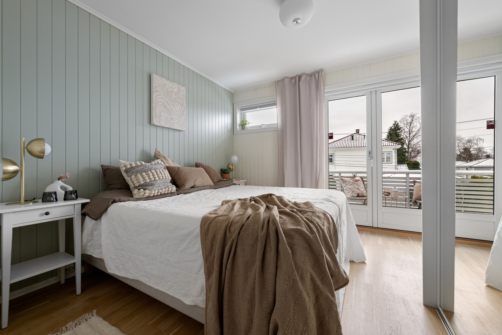 Stort hovedsoverom med god plass til stor seng, nattbord og garderobeløsning. Galleribilde