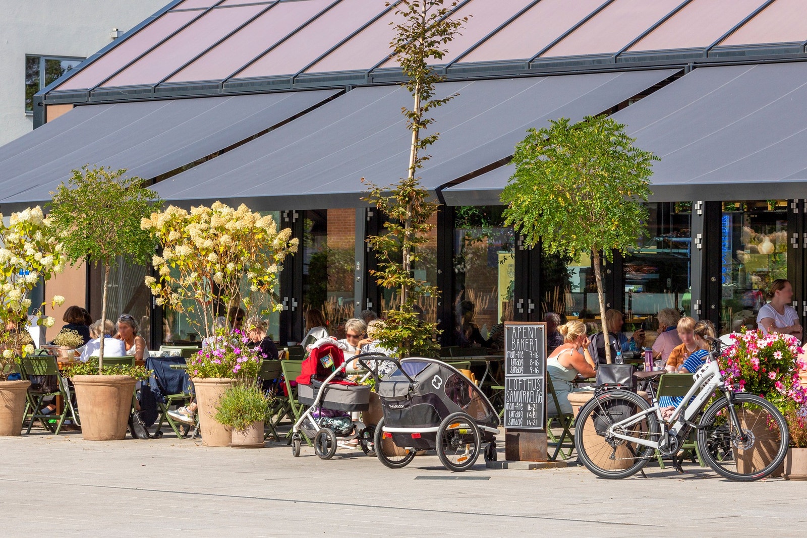 Det er kort vei til Røa med både Røasenteret og Røa torg. Her finner du en rekke butikker, servicetilbud og restauranter. Galleribilde