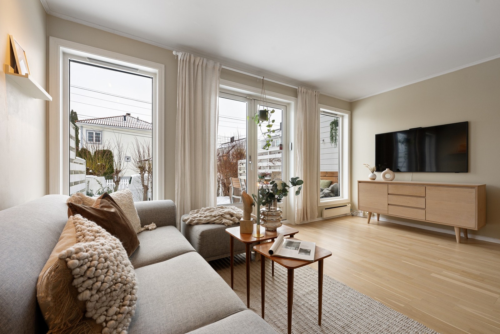 Store vindusflater som gir rikelig med naturlig belysning. Galleribilde