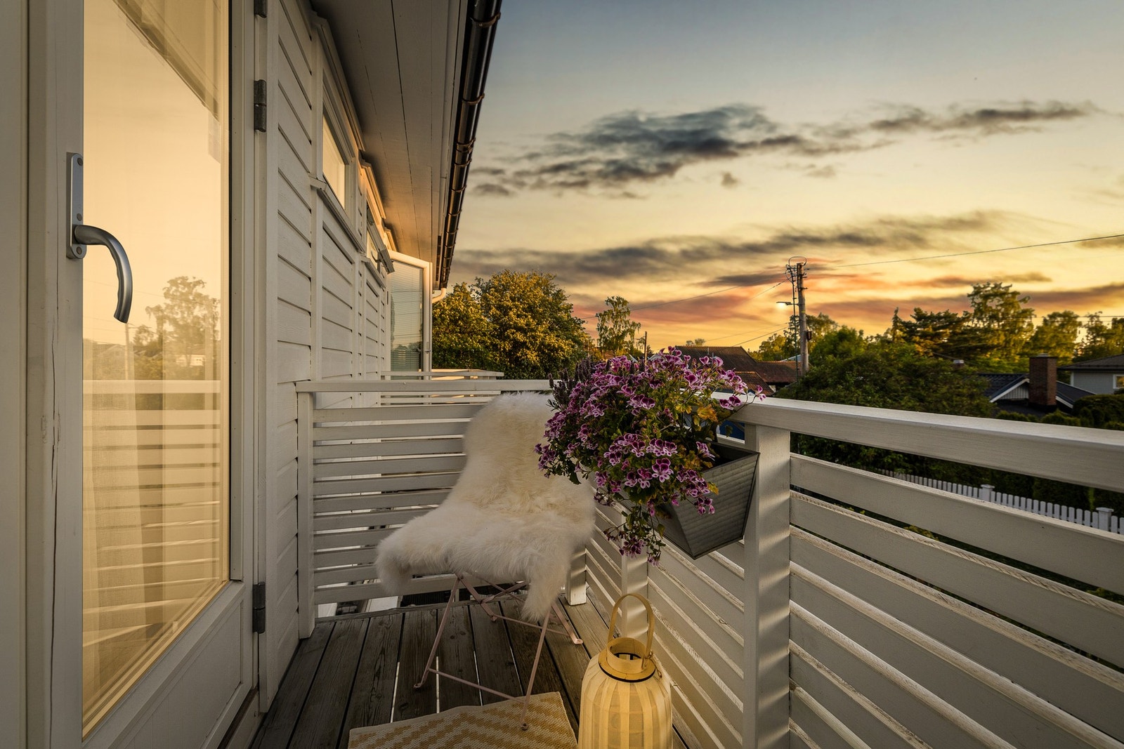 Balkongen fra hovedsoverommet er vestvendt med nydelige solforhold. Galleribilde