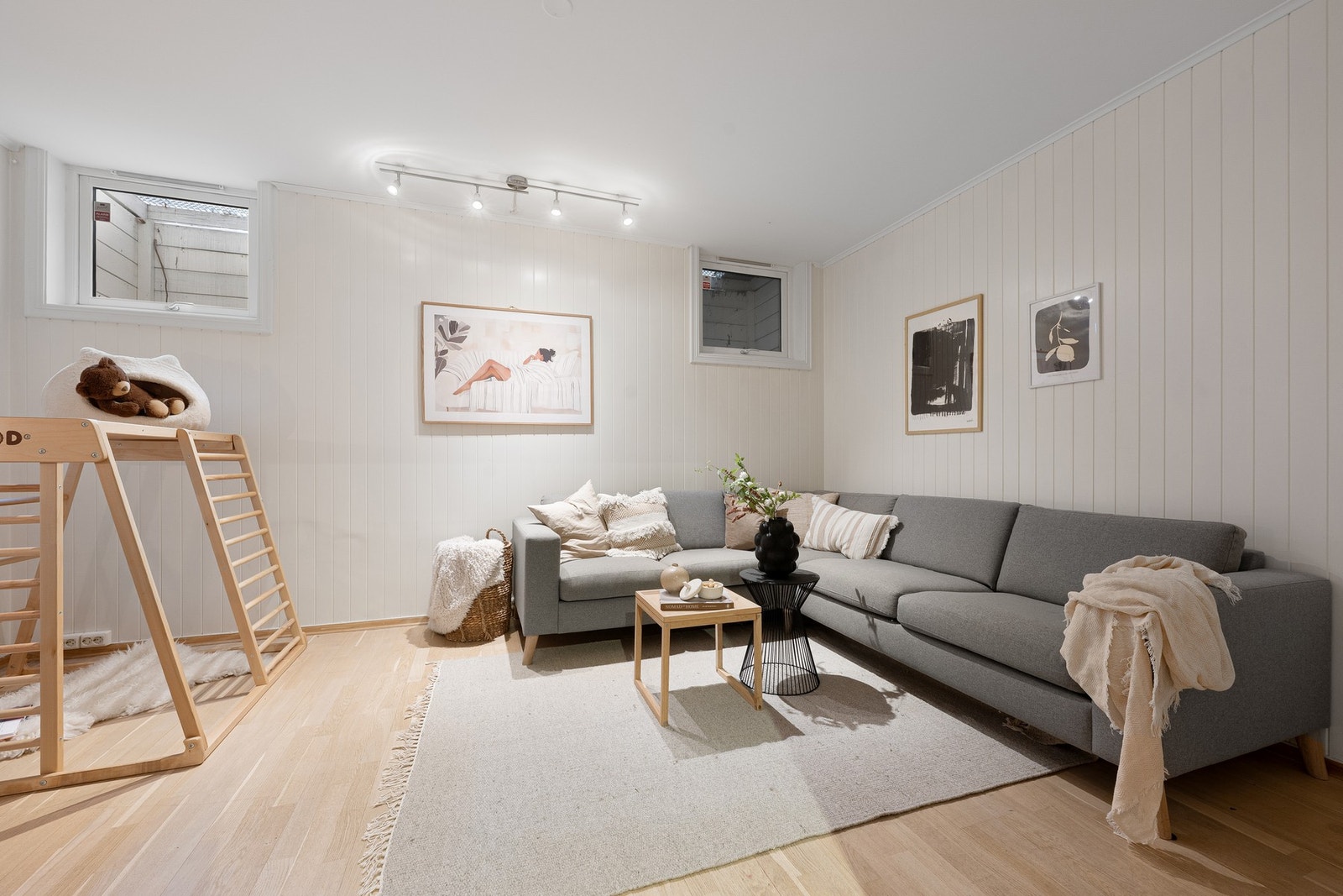 Romslig kjellerstue som gir boligen et ekstra oppholdsrom adskilt fra stue/kjøkken i 1. etasje. Her er det varme i gulvet. Galleribilde