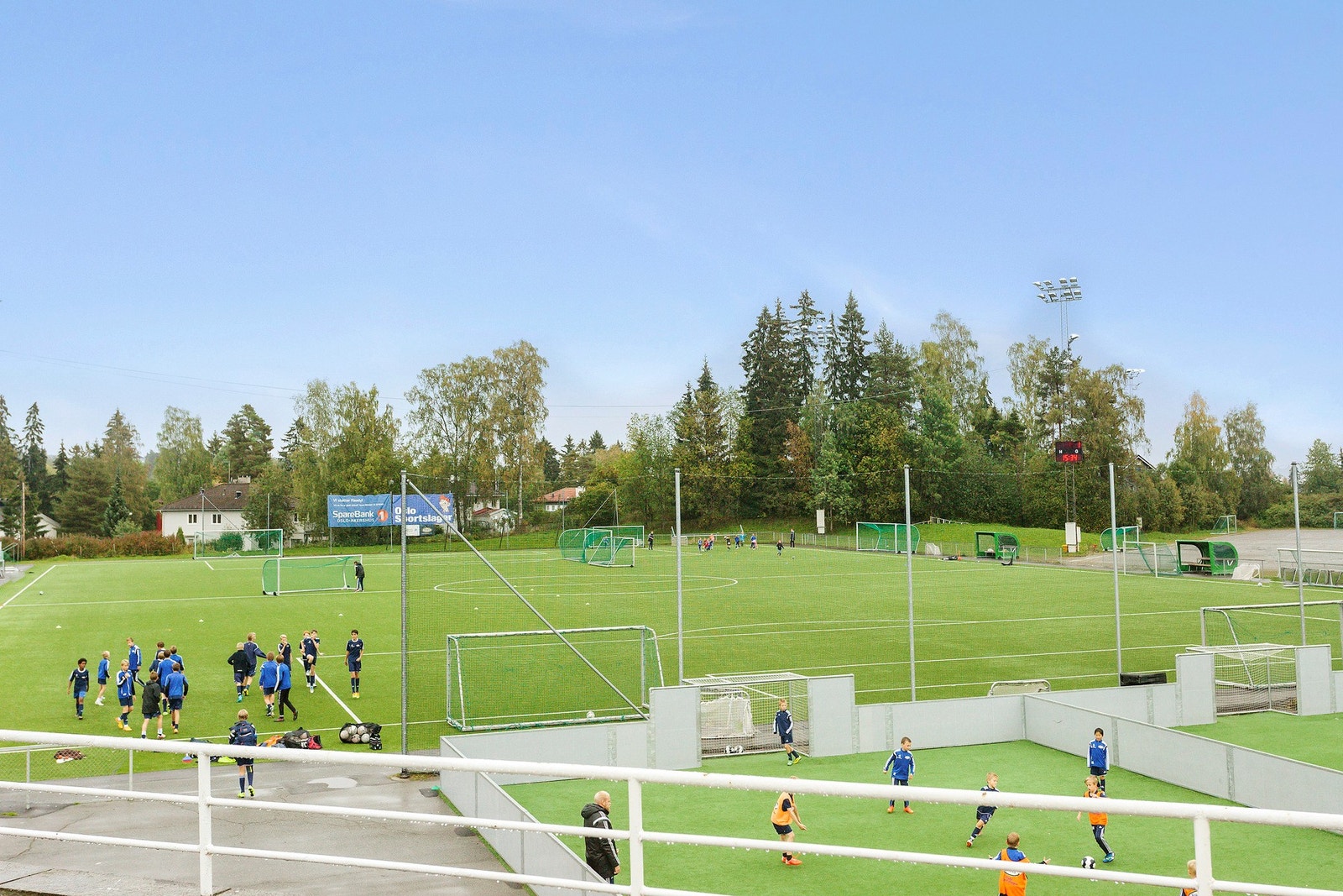 I umiddelbar nærhet ligger Gressbanen, med fotballbane på sommeren og skøytebane på vinteren. Den nye Meny-butikken, tilknyttet Eckbobanen. Galleribilde